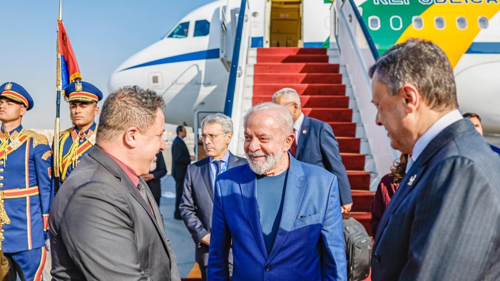 Ahmed Issa (à direita), Ministro do Turismo, recebe Lula no Cairo — Foto: PR
