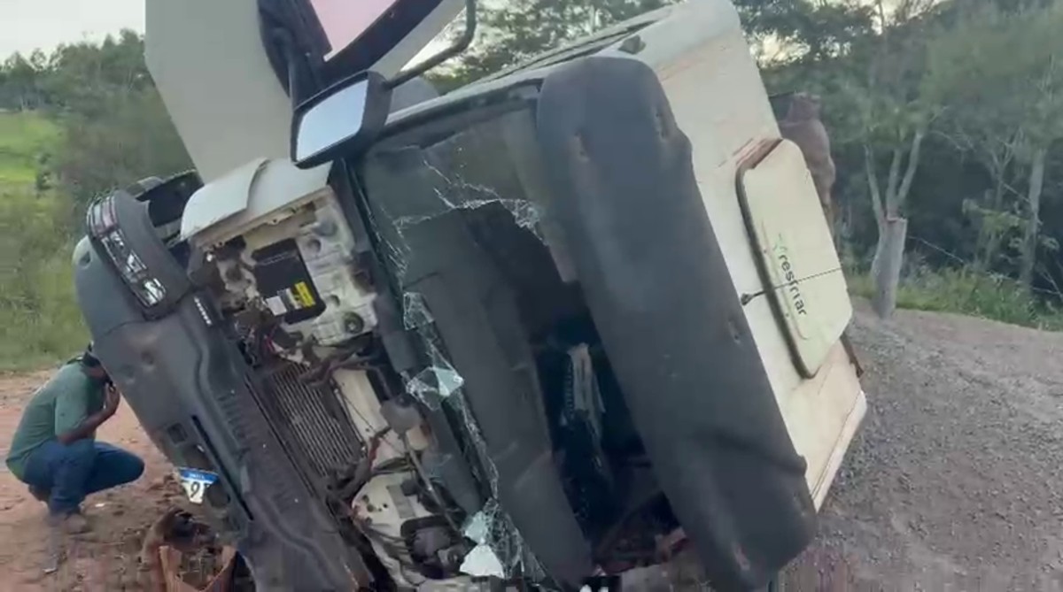 Motorista morre após caminhão tombar em estrada rural de Sarutaiá