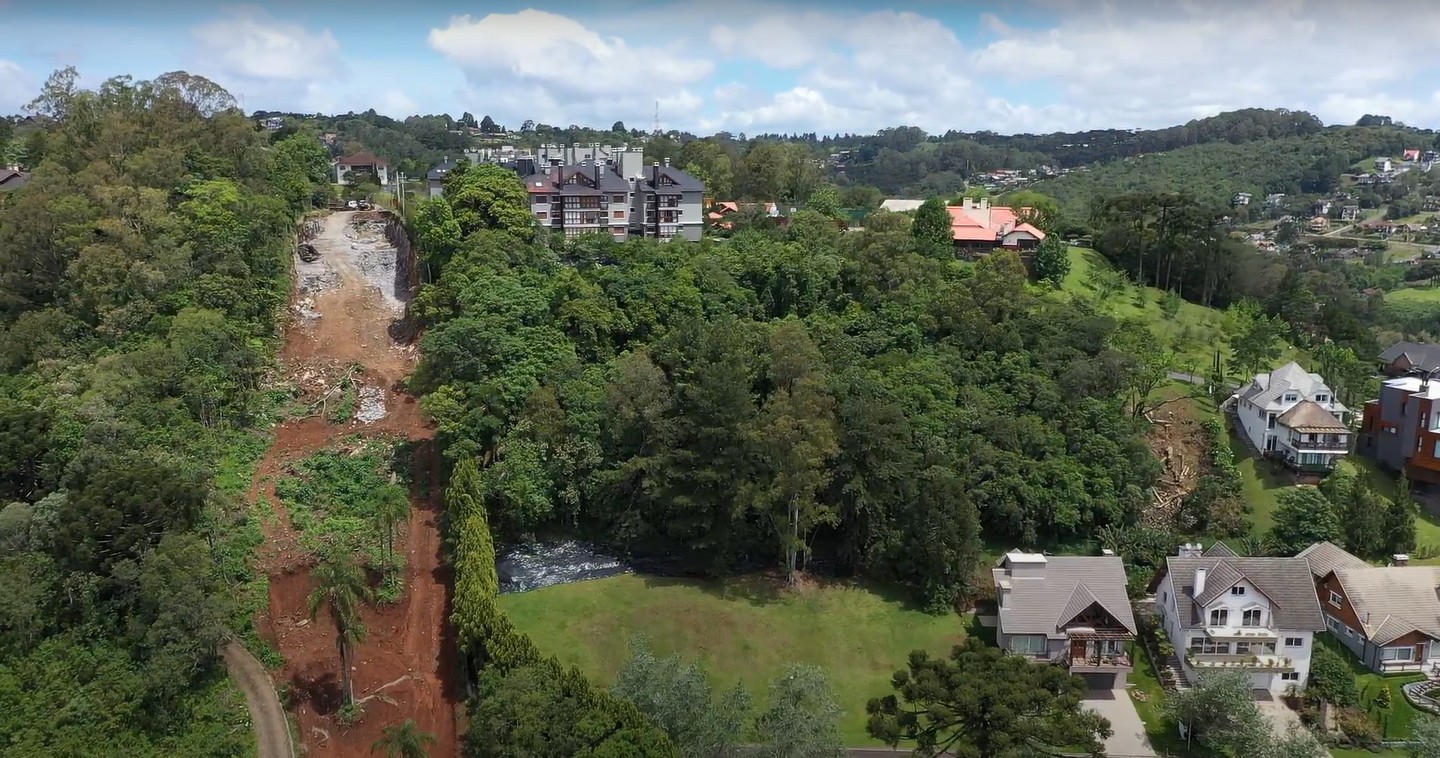Moradores registram rachaduras em ruas e residências a 3km de prédio que desabou em Gramado