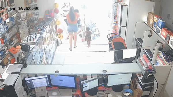 Vídeo mostra mulher sendo agredida e baleada pelo ex dentro de loja em Uberlândia: 'Encho sua cara de bala'