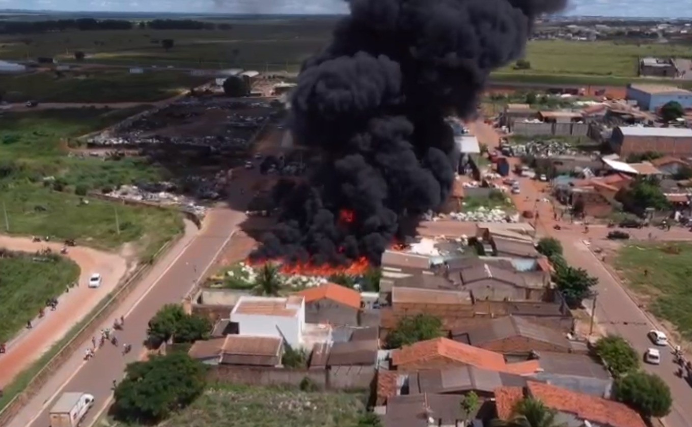 VÍDEO: Incêndio de grandes proporções atinge depósito de material reciclável na Bahia