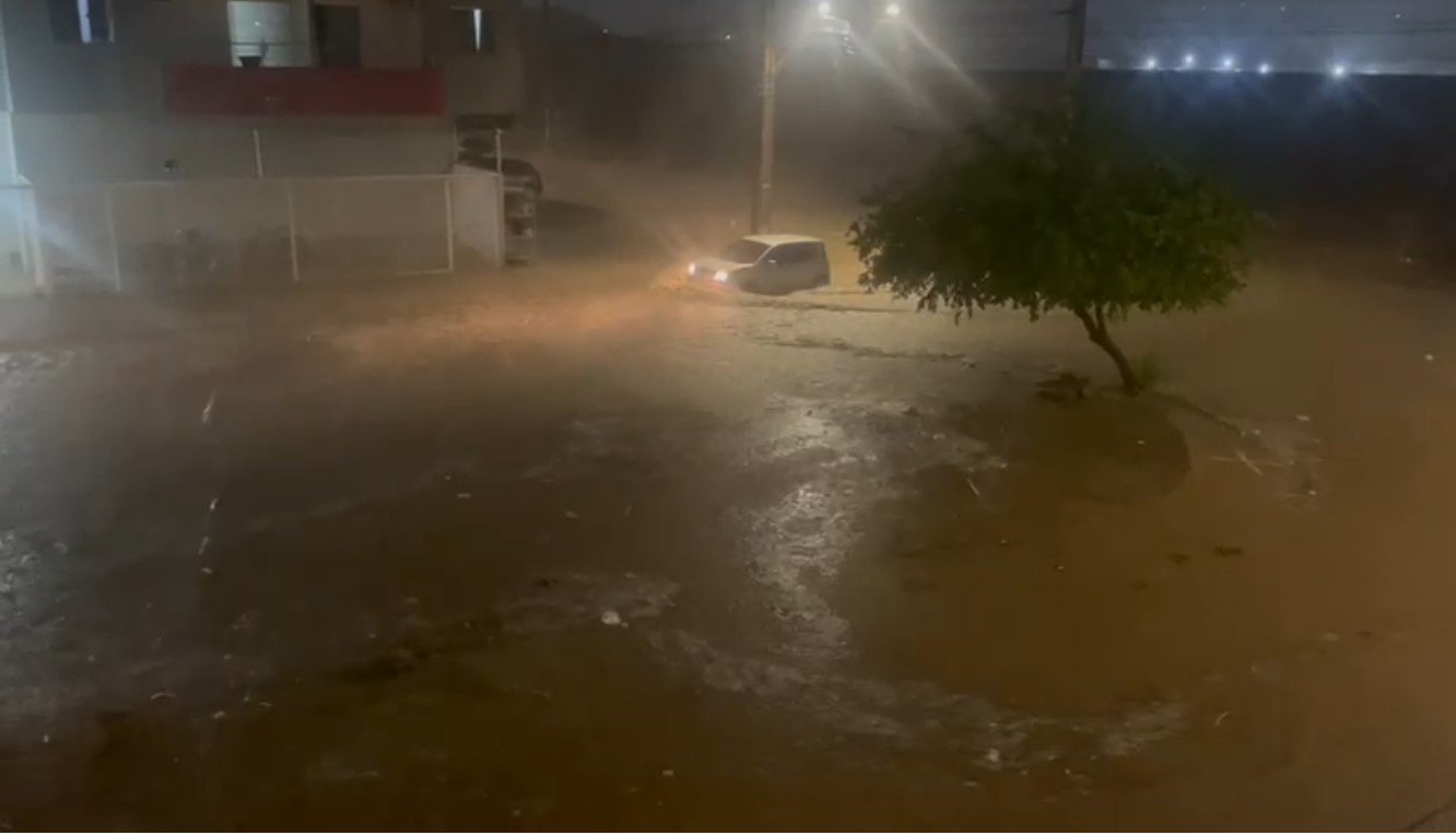 Petrolina registra forte chuva; veja a previsão para este sábado (6) e contatos de emergência