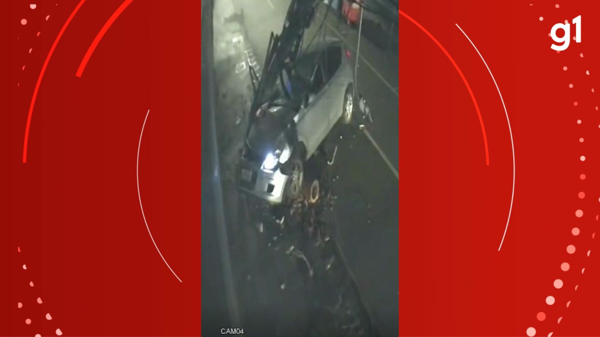 Motorista e passageiro de carro são arremessados após colisão em poste no RS; VÍDEO