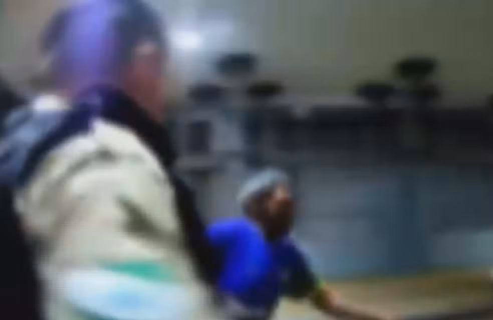 Homem é esfaqueado no pescoço e agressor volta para atacá-lo na frente de policiais em Cascavel — Foto: PMPR