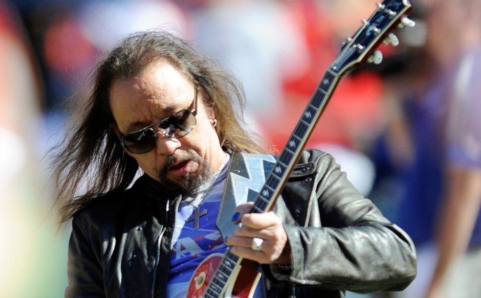 Ace Frehley toca o hino nacional em um jogo de futebol americano em 2009 — Foto: L.G. Patterson/AP