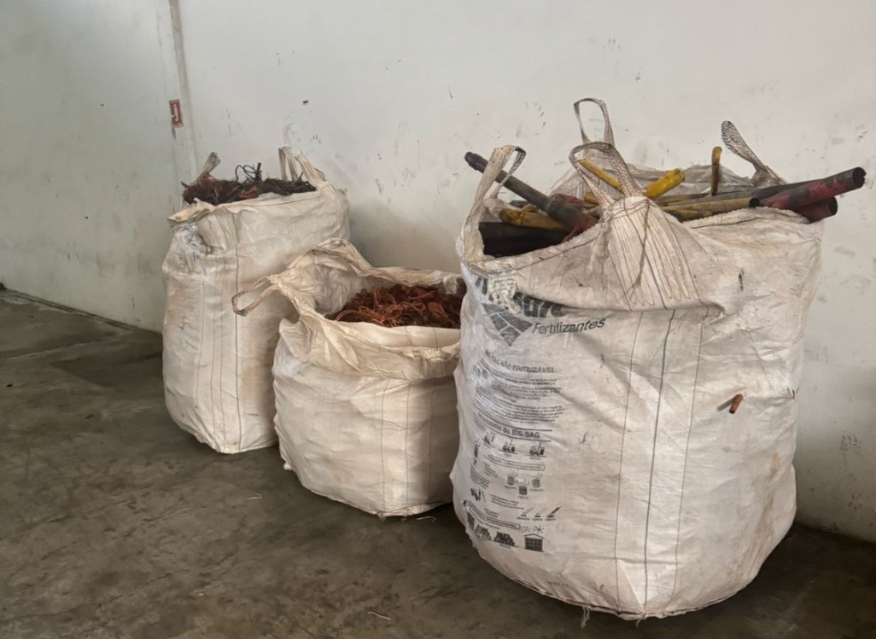 Polícia apreende 4 toneladas de fios e cobre em galpão em Maracanaú. — Foto: Polícia Civil/ Divulgação