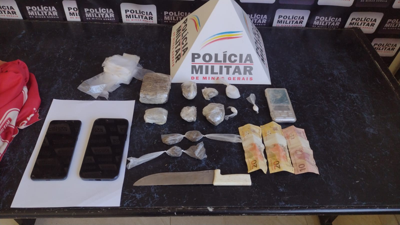 Sem consentimento da mãe para traficar, homem preso usava lote ao lado da casa em que morava com ela para esconder drogas