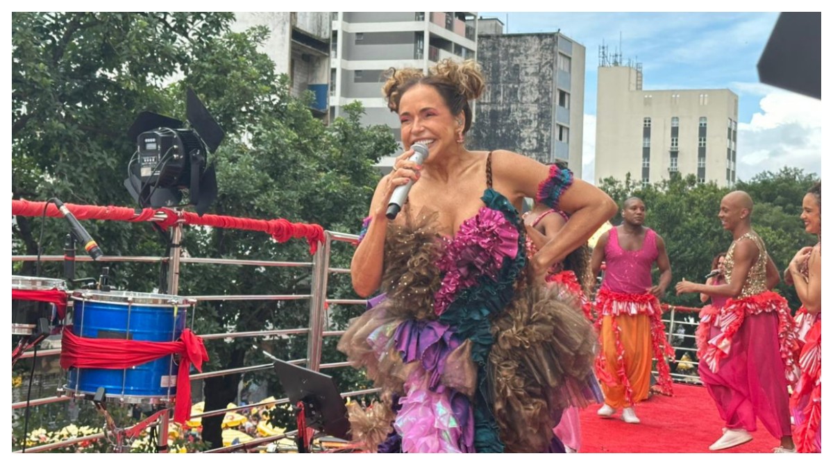 Daniela Mercury desce a Rua da Consolação com megabloco que leva o axé a foliões no pós-carnaval