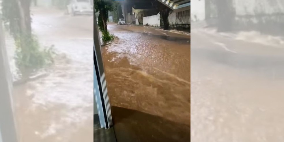 1 de 3
Forte chuva que atingiu Tupã (SP) na noite de terça-feira (7) provocou o alagamento de algumas ruas do município — Foto: Daniele - O Melhor de Tupã