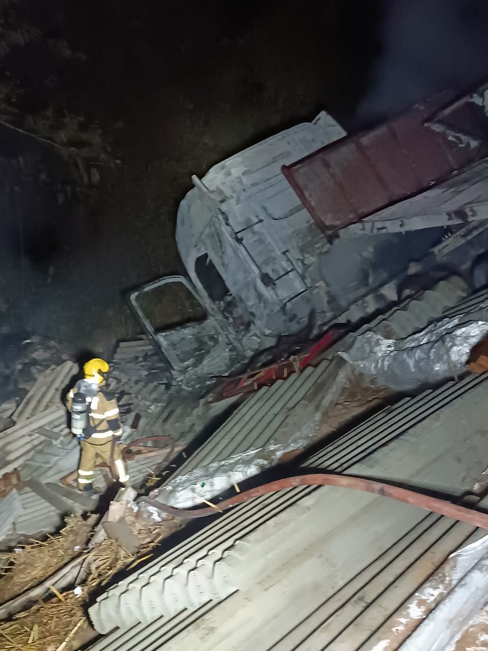 Motorista escapa por pouco de caminhão em chamas em Manhuaçu. — Foto: Corpo de Bombeiros/Divulgação
