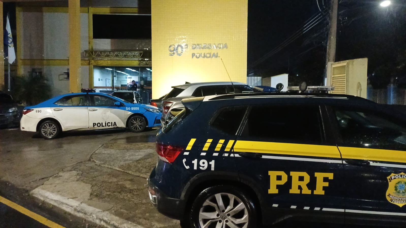 Jovem é preso após abandonar carro com 232 kg de maconha e fugir na Via Dutra, em Barra Mansa