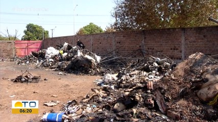 Prefeitura retira material queimado pelo incêndio na Associação de Catadores em Palmas