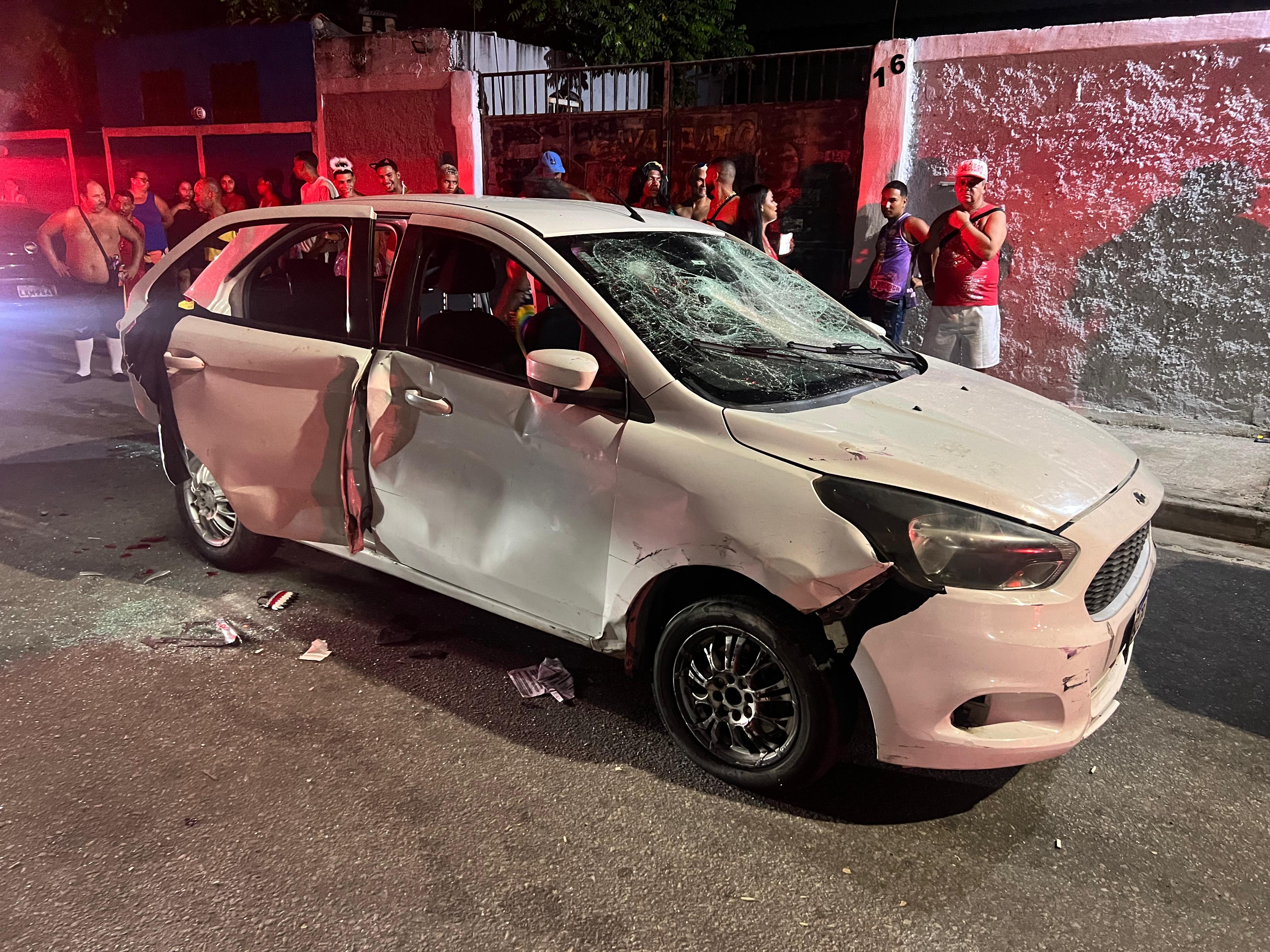 Carro invade bloco e motorista é agredido por foliões em Guaratiba