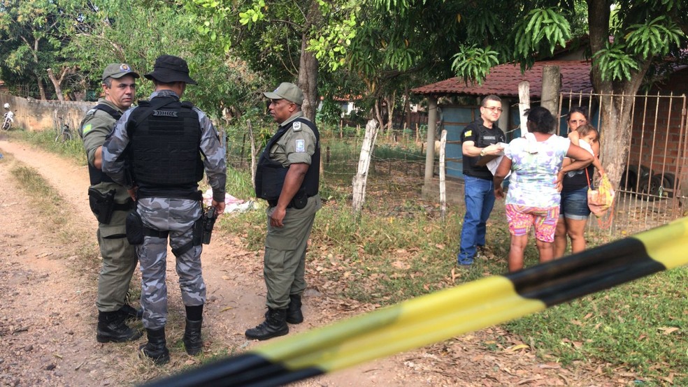Criminosos em carro matam dois homens a tiros na Zona Rural de Teresina — Foto: Lívia Ferreira /g1