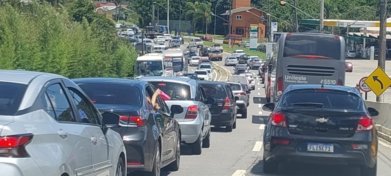 Mogi-Bertioga está congestionada em direção ao Litoral, diz CNL