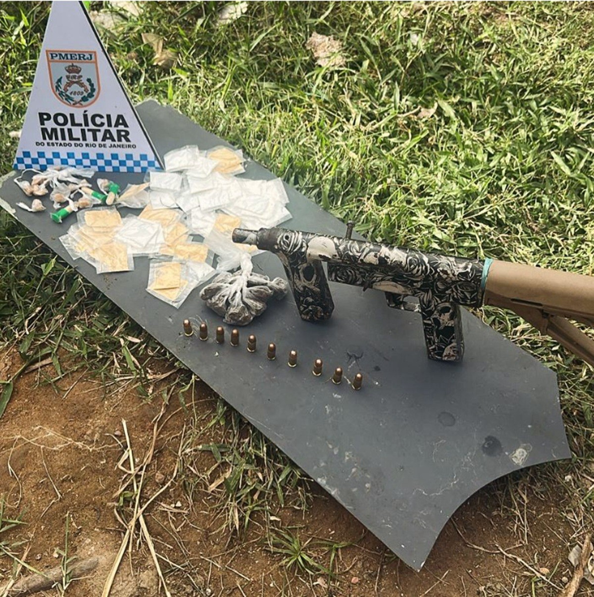 Homem é preso com armas e drogas durante operação da PM em Campos