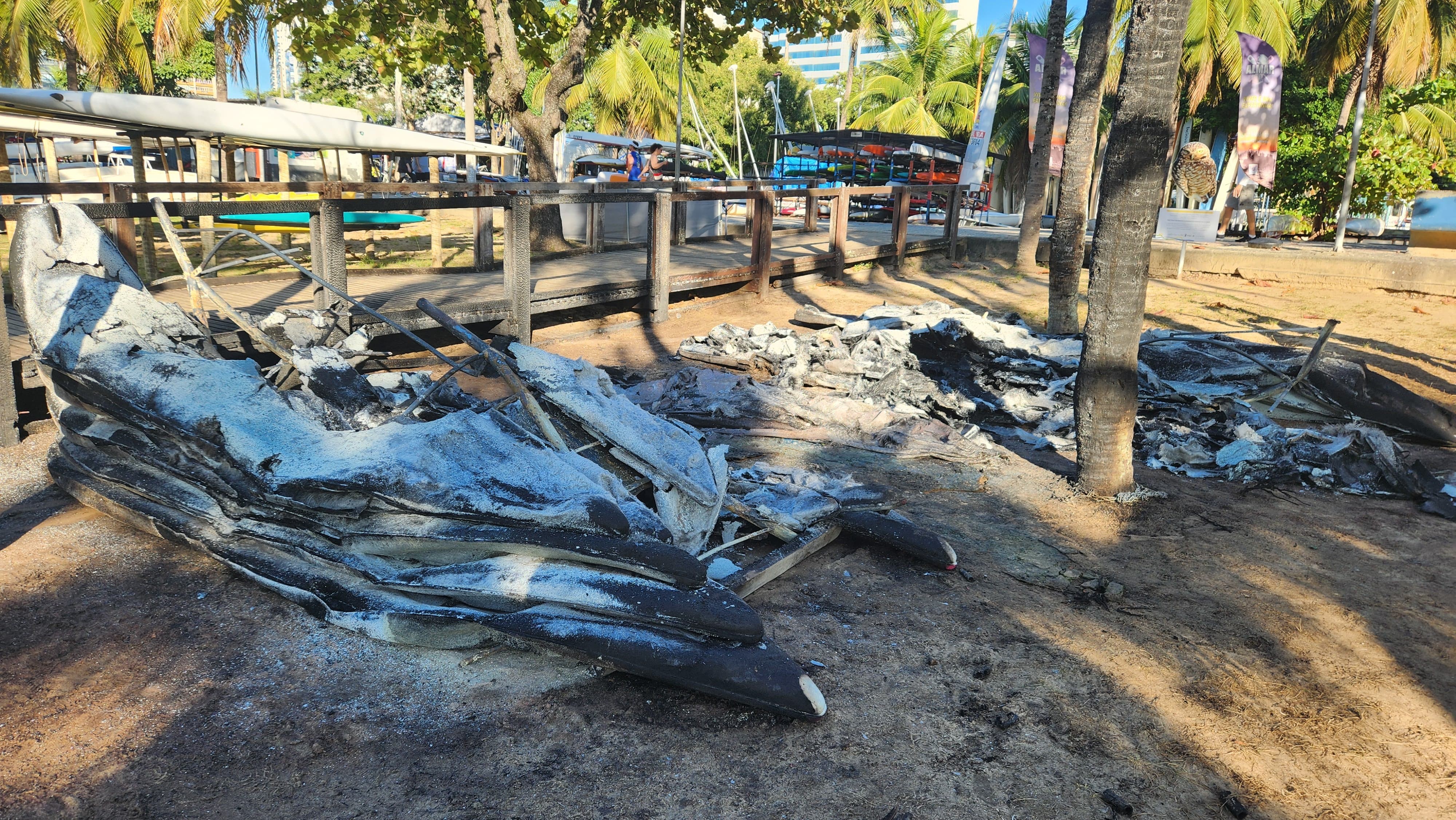 VÍDEO: mais de 20 caiaques são incendiados em praia de Vitória; 