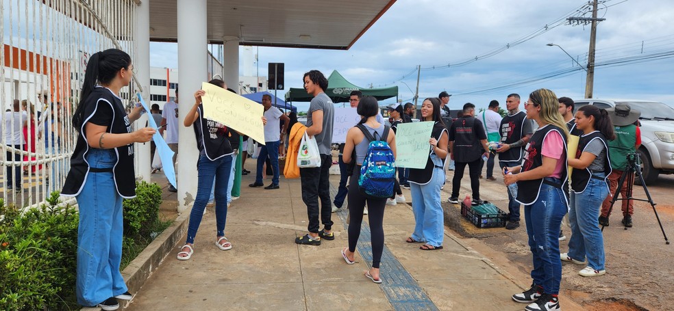 ENEM 2024 - DOMINGO (3) – RIO BRANCO (AC): Grupo de jovens doam canetas, água e chocolates a estudantes que irão fazer o Enem em Rio Branco — Foto: Victor Lebre/g1