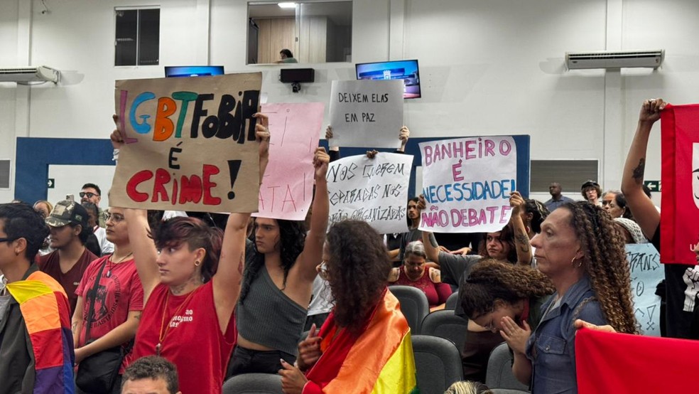 Manifestação contra lei que proíbe uso de banheiro feminino por mulheres trans em Campo Grande. — Foto: Caio Tumelero/TV Morena