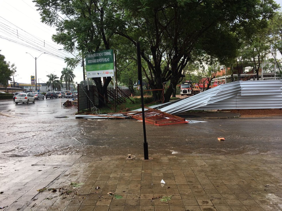 Tapume de obra da rodoviária foi derrubado em Porto Velho — Foto: Reprodução