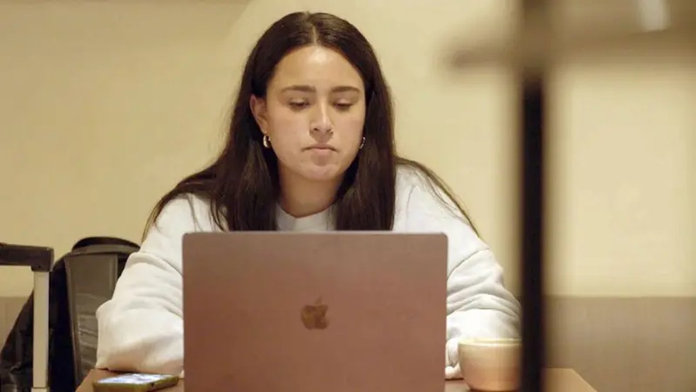 Maya diz que sua 'bateria social' se esgotaria trabalhando cinco dias por semana no escritório — Foto: BBC