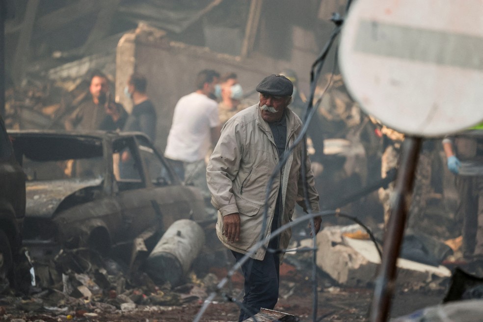 Escombros de ataque israelense no bairro de Al-Mazraa, em Beirute, capital do Líbano, em 8 de abril de 2026. — Foto: REUTERS/Yara Nardi