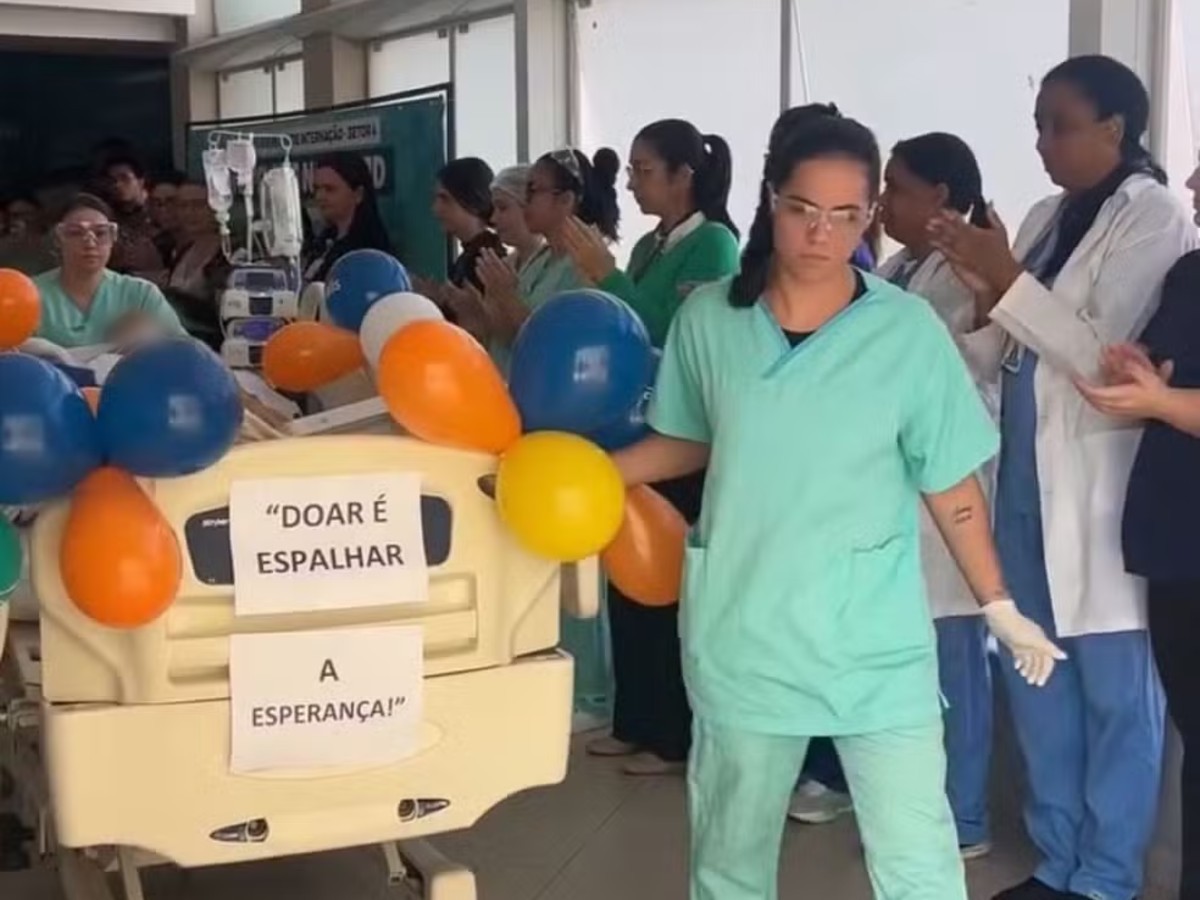 VÍDEO: Família que doou órgãos de jovem é homenageada com 'corredor de aplausos' em MG