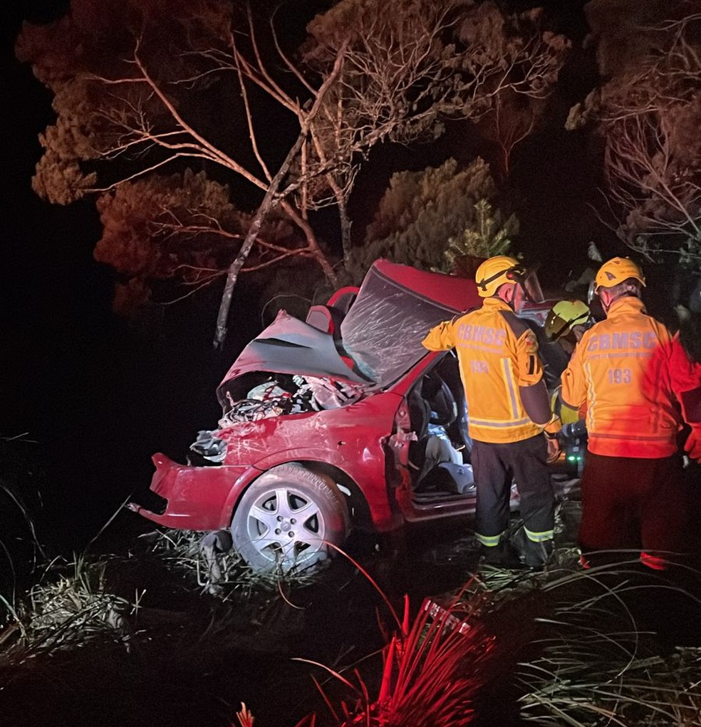 Carro Astra onde havia cinco pessoas envolvidas em batida frontal em Anitápolis, na Grande Florianópolis  — Foto: PMRv/Divulgação