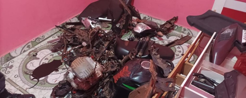 Ao chegar no local, a polícia encontrou diversas peças de motos espalhadas — Foto: Polícia Militar