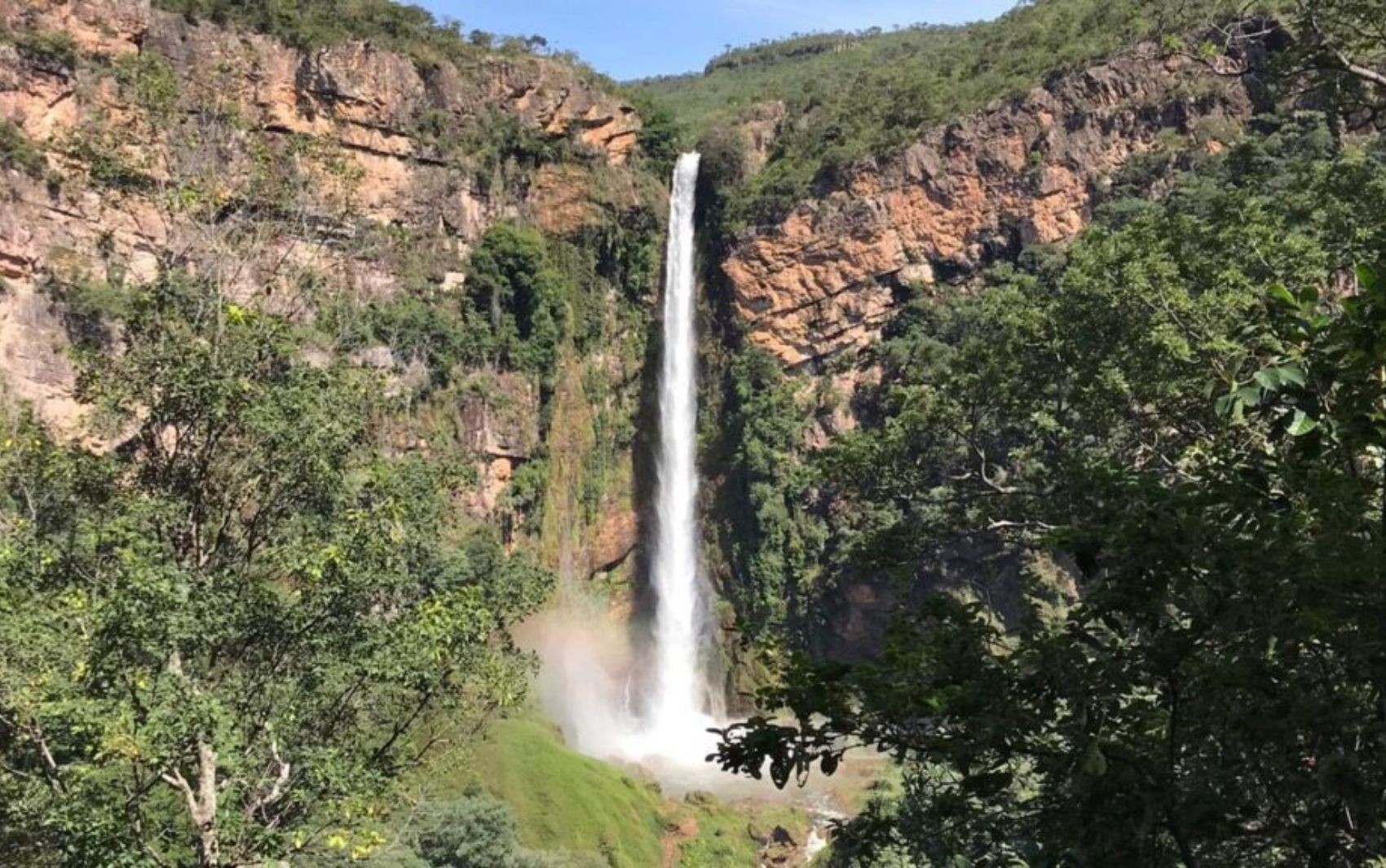 Salto do Itiquira: conheça a maior queda d’água acessível do país que tem trilha de pedras e poços para banho 