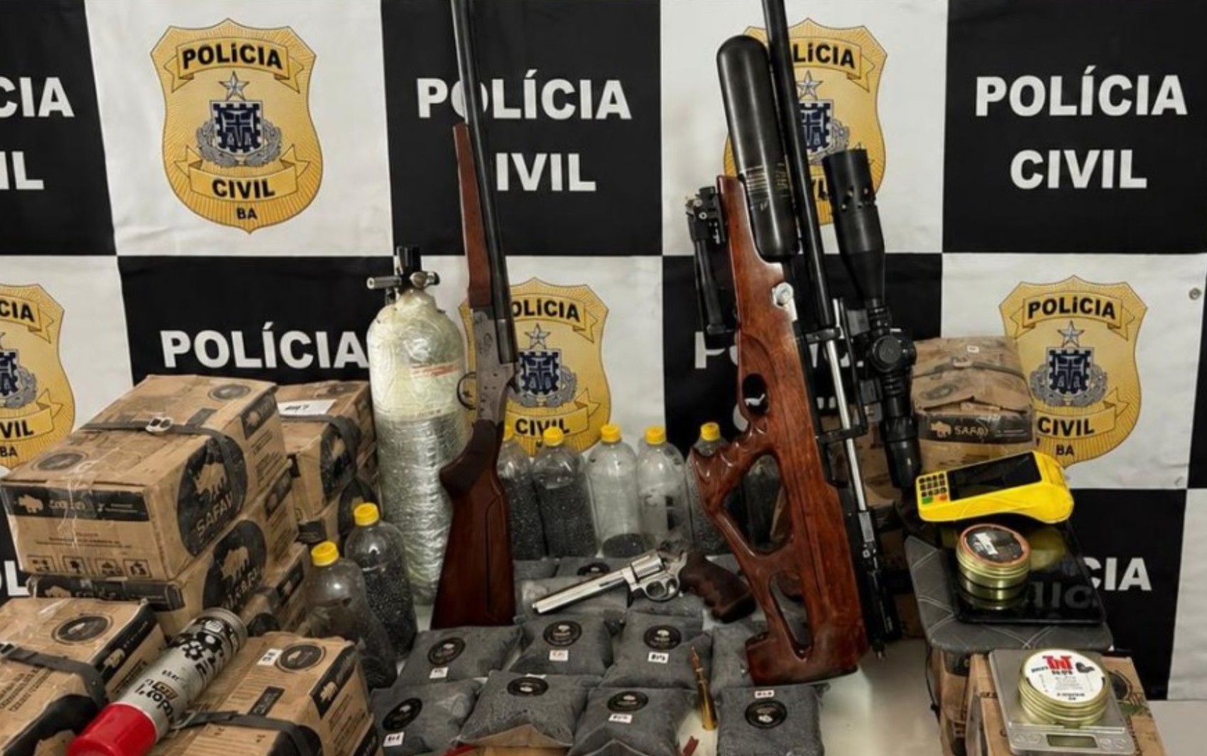 Operação apreende armas, munições e equipamentos para recarga na Bahia; homem é alvo de investigação