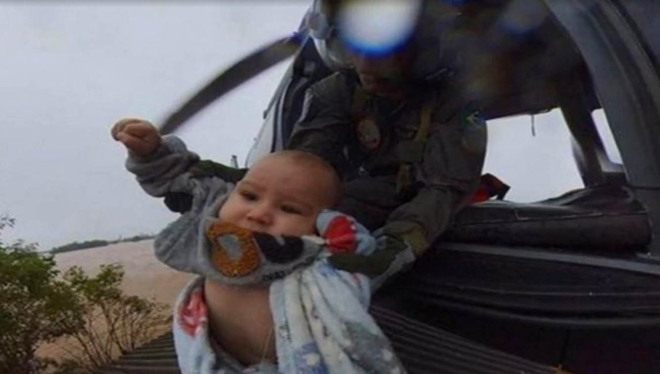 Mãe relembra drama ao ter bebê de cinco meses resgatado por helicóptero no RS: 'pelo menos ele ia estar em segurança'