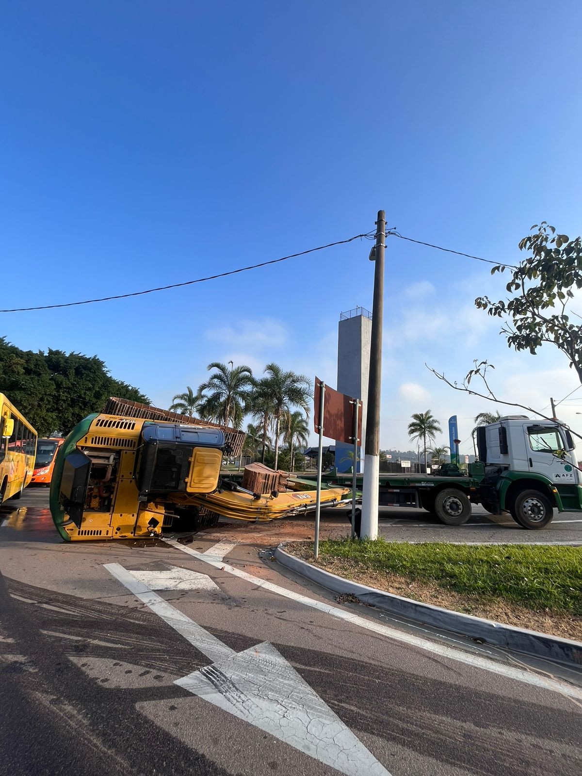 Retroescavadeira cai de caminhão em rodovia de Jundiaí