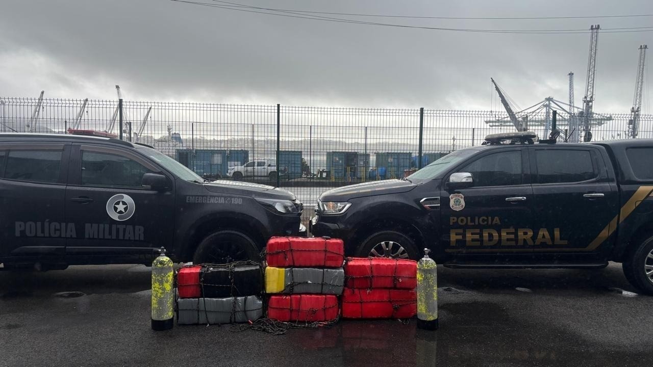 Treinamento de mergulhadores termina com apreensão de 200 quilos de cocaína em casco de navio em SC