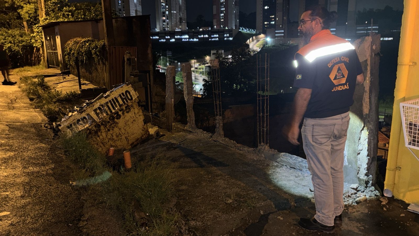 Calçada afunda e família precisa ser resgatada durante chuva em Jundiaí