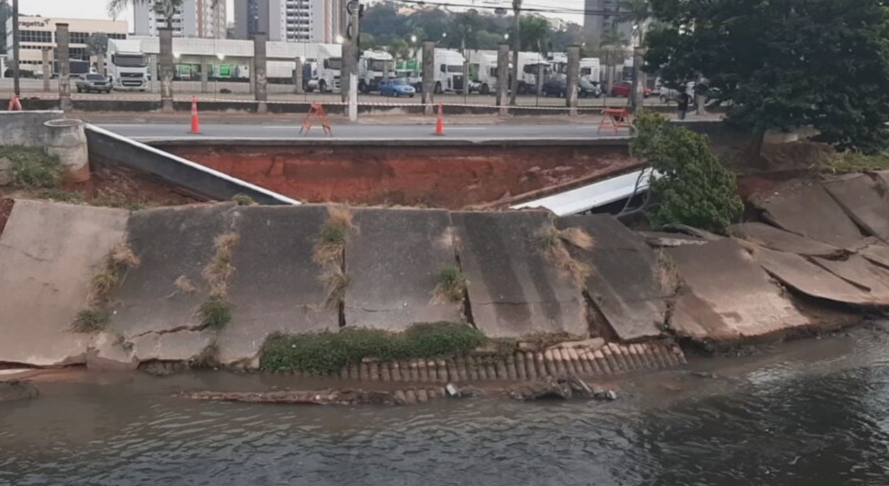 Tubulação de esgoto do Rio Jundiaí se rompe e interdita faixa da Francisco Ozanam