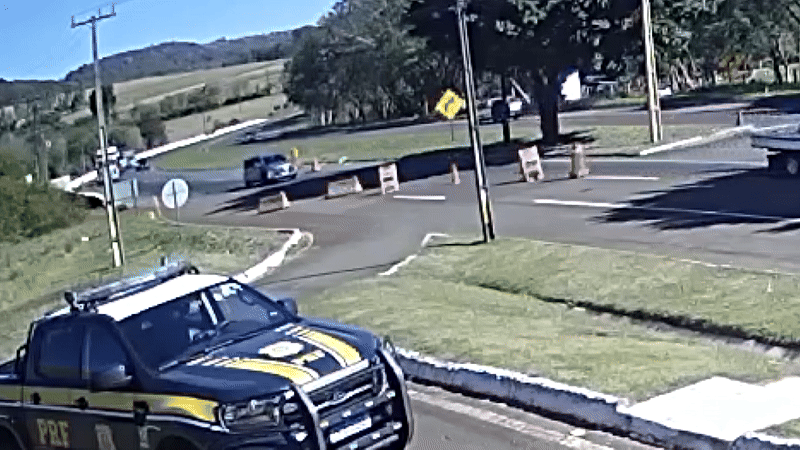 Câmeras flagram vítima de sequestro pulando de carro em movimento em frente a base da PRF no Paraná