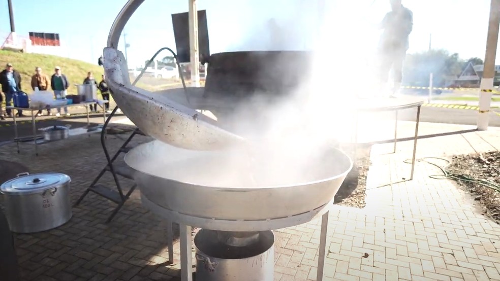 Feijoada gigante é servida com apoio de retroescavadeira — Foto: Prefeitura Municipal
