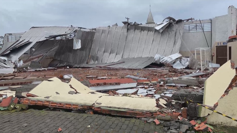 Ginásio esportivo em Flores da Cunha foi completamente destruído pelo mau tempo — Foto: Reprodução/RBS TV