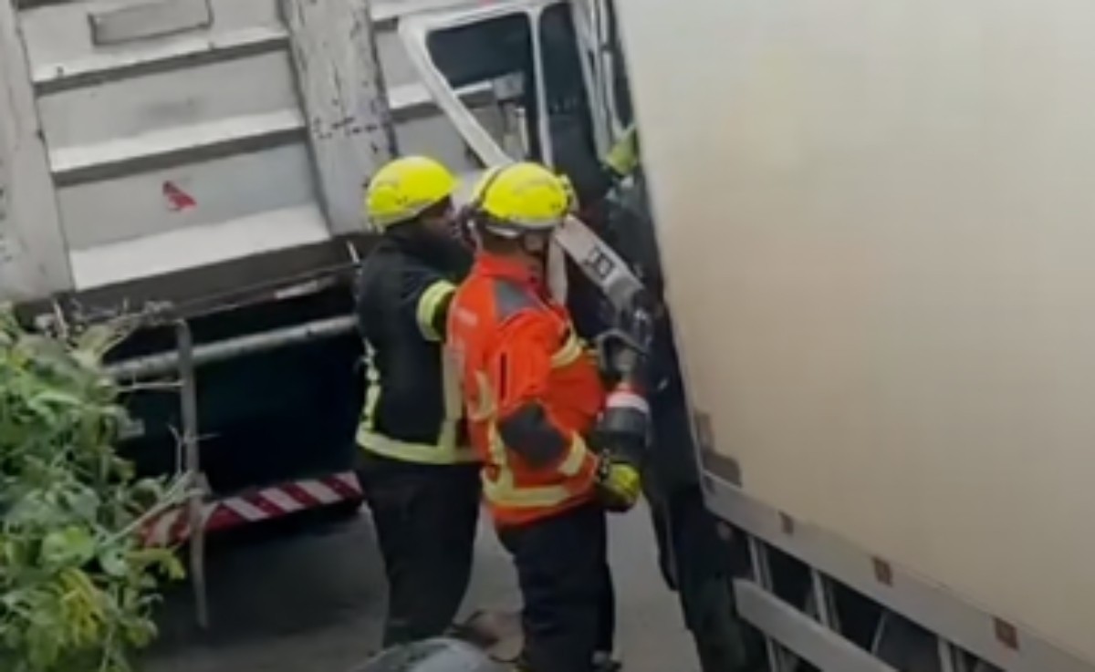 Acidente entre caminhões deixa pessoa ferida na Via Dutra, em Piraí 