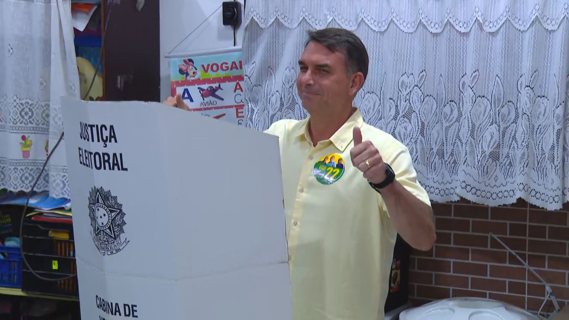 Candidato à Presidência, Flávio Bolsonaro vota no Rio de Janeiro