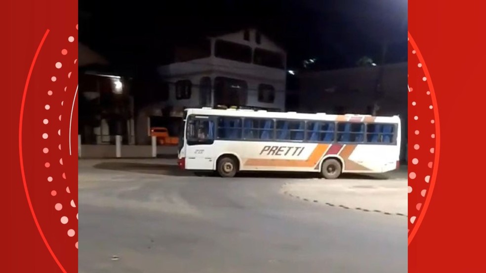 Homem rouba ônibus e dirige por cerca de 30 km até bater em poste no Espírito Santo. — Foto: Redes sociais