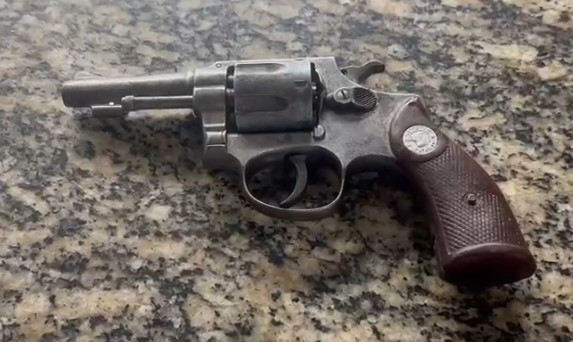 Sobrinho e tio são presos suspeitos de porte ilegal de arma de fogo em Volta Redonda