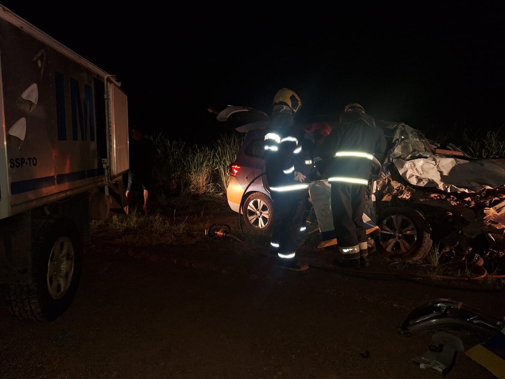 Carro da Secretaria de Saúde de Marianópolis fica destruído após acidente em que duas pessoas morreram e cinco ficaram feridas  Foto: Divulgação/Corpo de Bombeiros