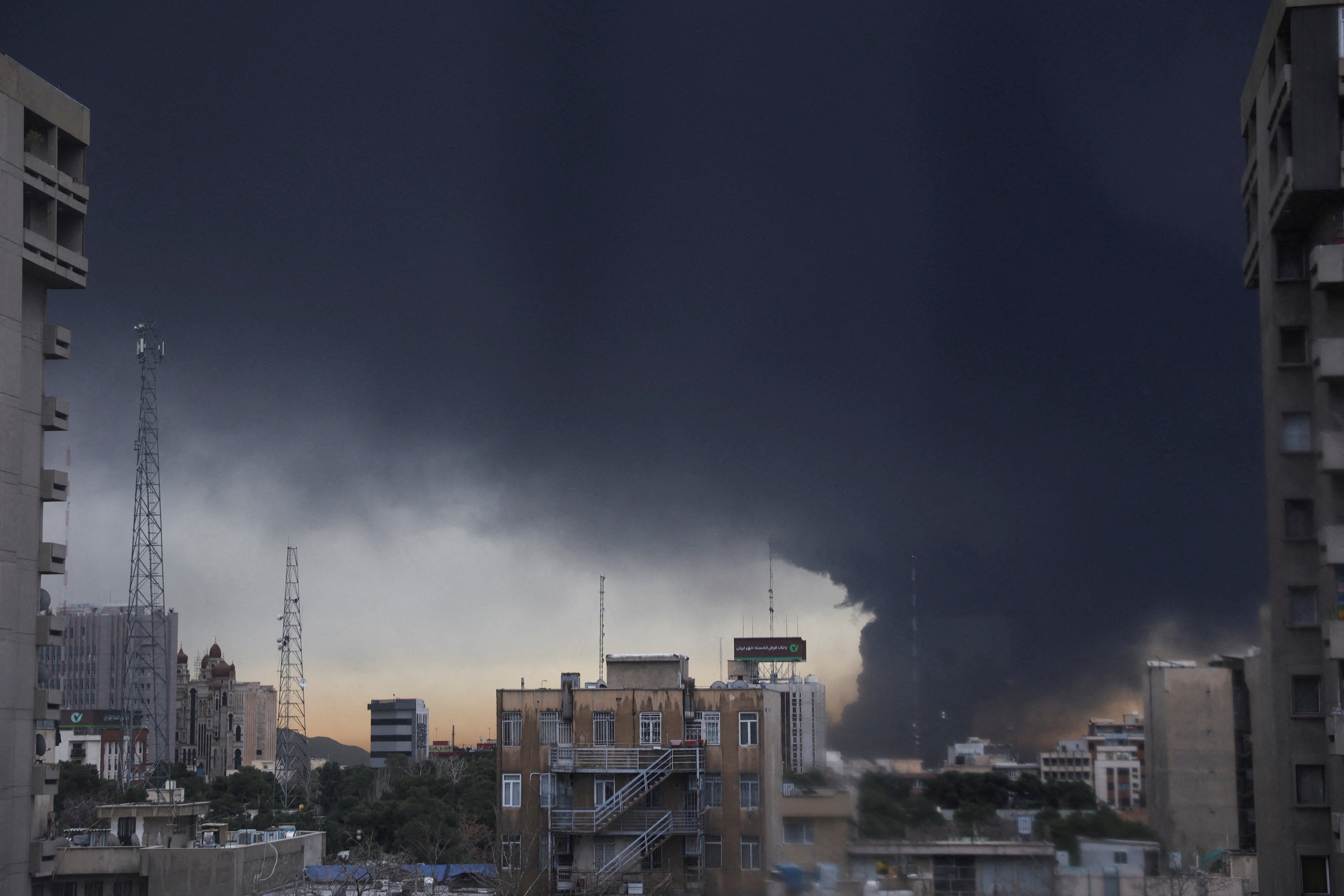https://g1.globo.com/meio-ambiente/noticia/2026/03/09/entenda-como-explosoes-transformaram-dia-em-noite-no-ira-e-colocaram-cidade-sob-alerta-de-chuva-acida.ghtml