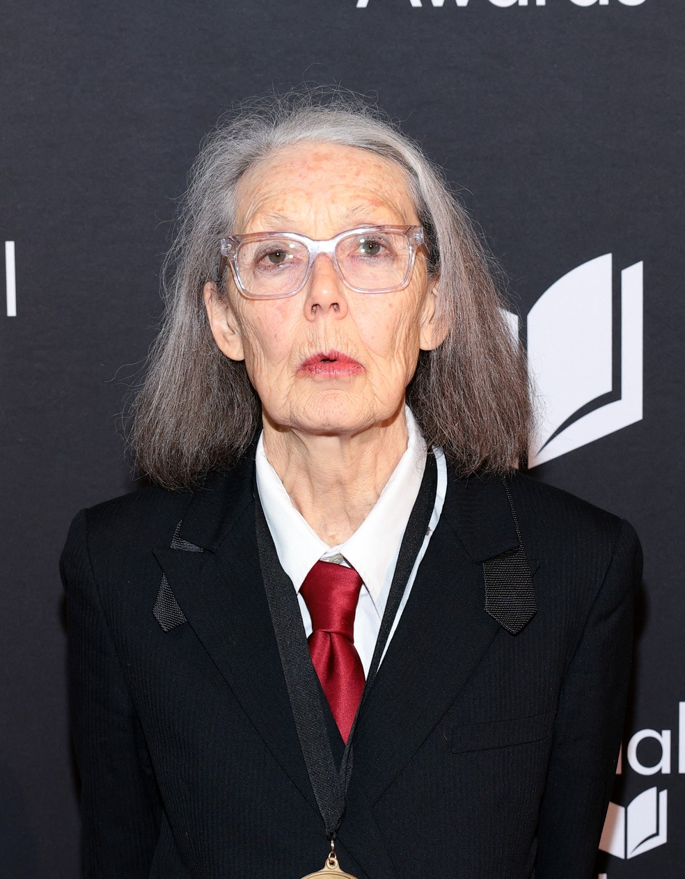A escritora canadense Anne Carson na 75ª edição do National Book Awards no Cipriani Wall Street em 20 de novembro de 2024, na cidade de Nova York. — Foto: DIMITRIOS KAMBOURIS / GETTY IMAGES NORTH AMERICA / AFP