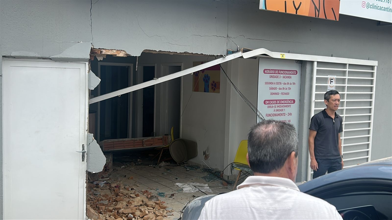 Cliente perde controle do carro e invade clínica veterinária em Americana