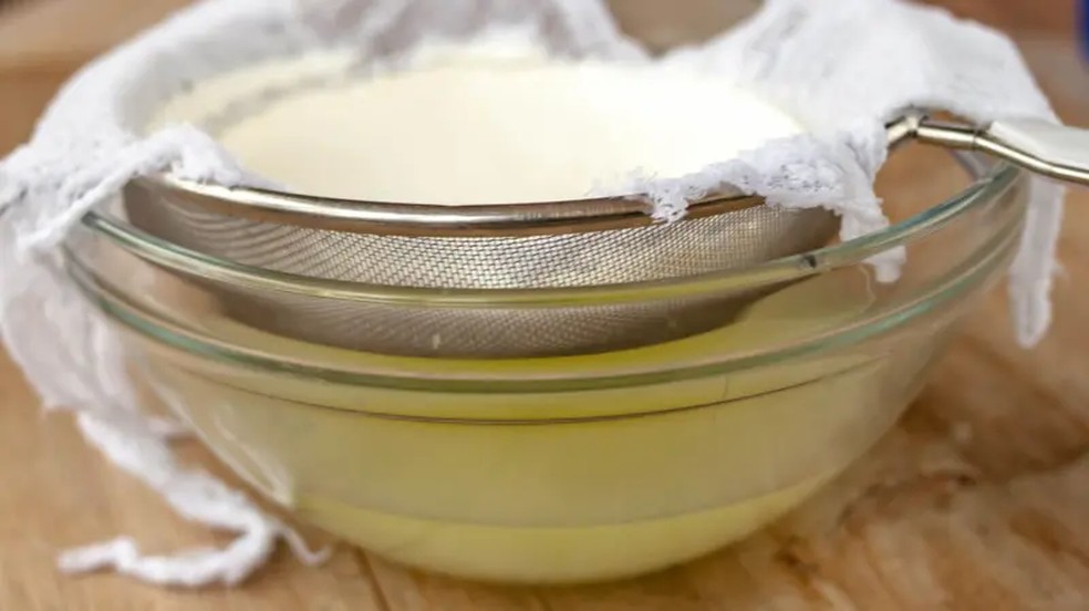 Soro do leite é um líquido aquoso e amarelado que sobra no processo de coagulação do leite para a produção de queijo — Foto: GETTY IMAGES