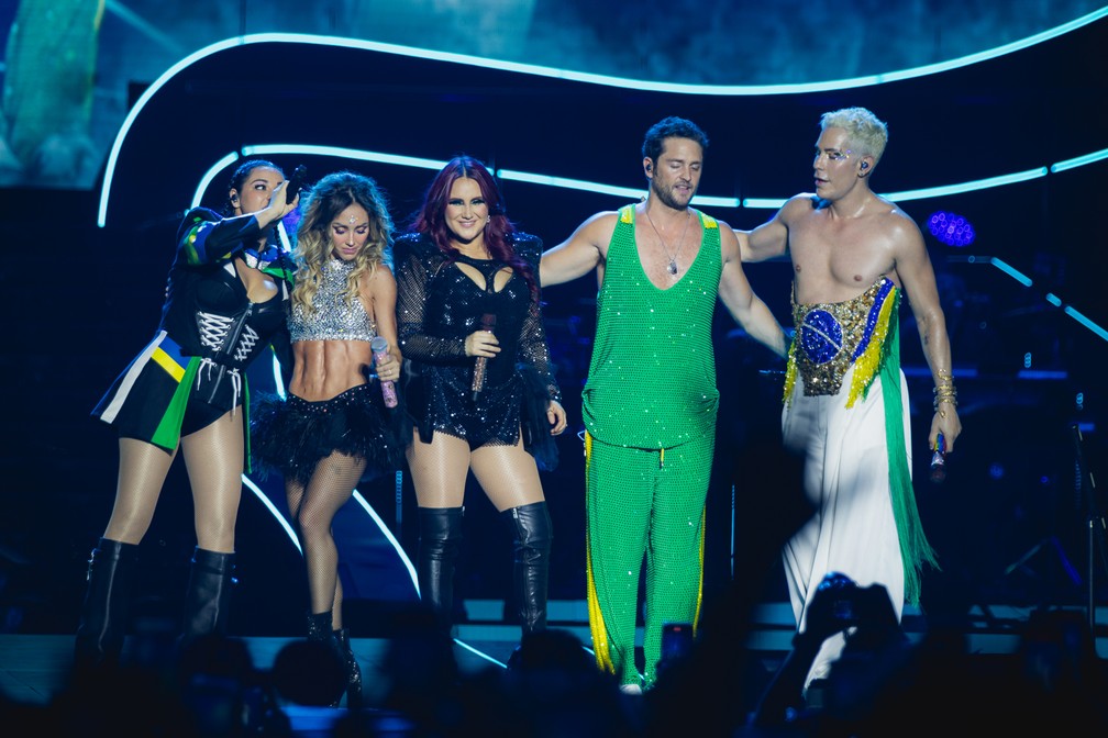 Integrantes da banda 'RBD' com looks em referência ao Brasil — Foto: Iris Alves/Live Nation/RBD