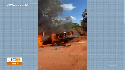 Caminhonete pega fogo na estrada que liga a Sandolândia à Praia Barra do Rio Verde